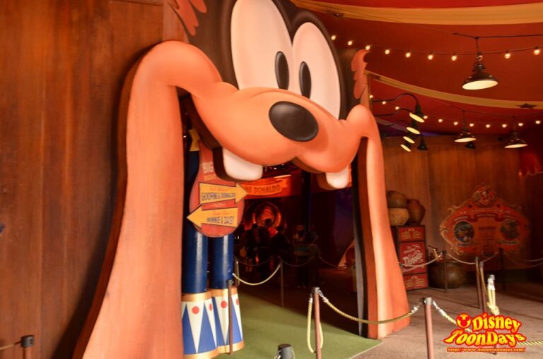 WDW マジックキングダム ニューファンタジーランド ピートズ・シリー・サイド・ショー 入口