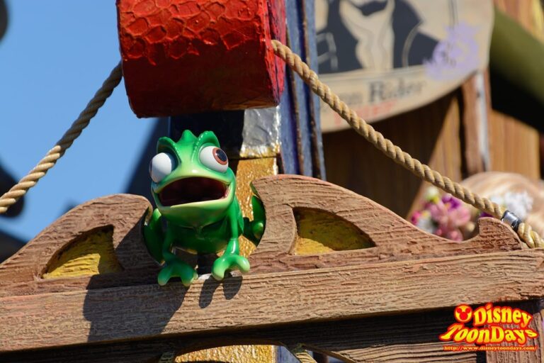 WDW マジックキングダム フェスティバル・オブ・ファンタジー・パレード パスカル