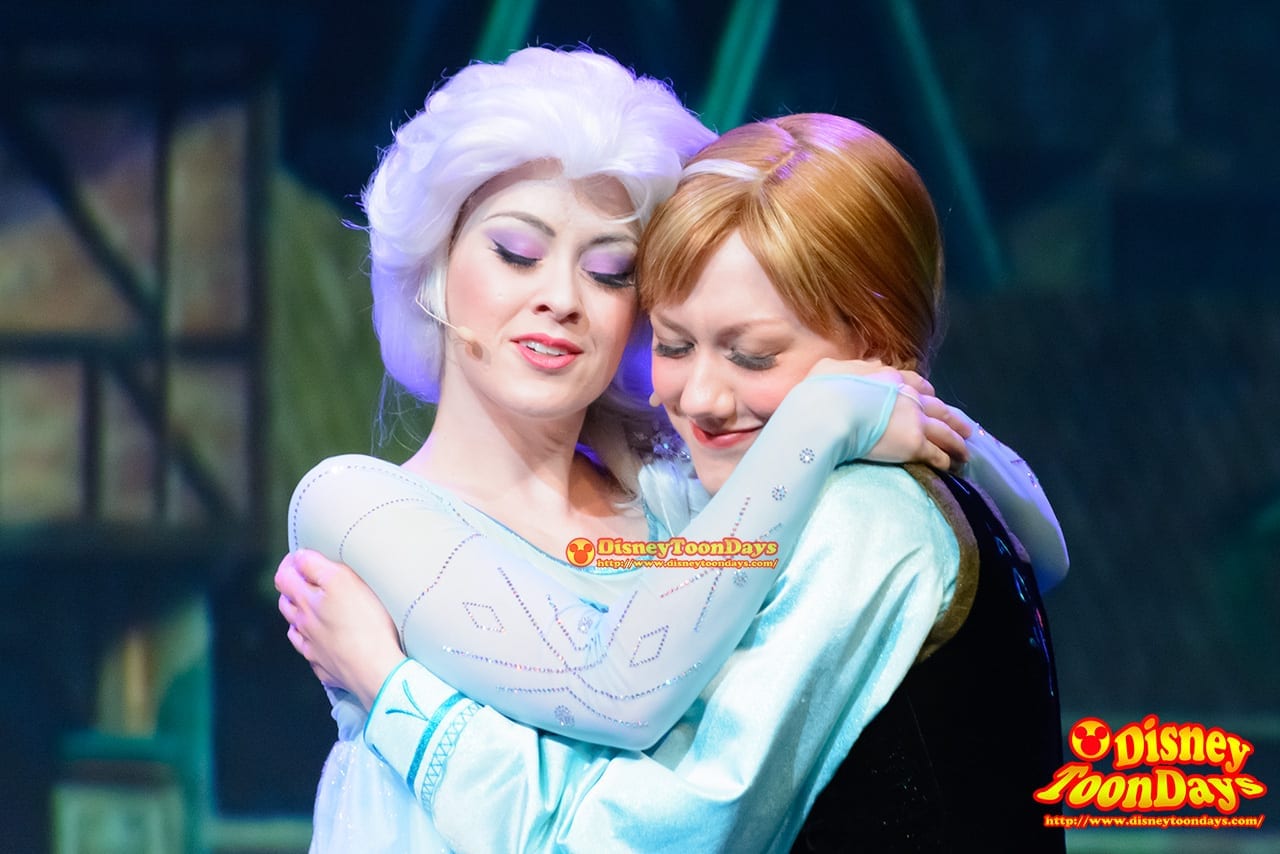WDW ディズニーハリウッドスタジオ エコーレイク フォー・ザ・ファースト・タイム・イン・フォーエバー：ア・フローズン・シングアロング・セレブレーション　エルサ アナ ハグ