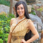 クリッターカントリーでグリーティングをしているポカホンタス