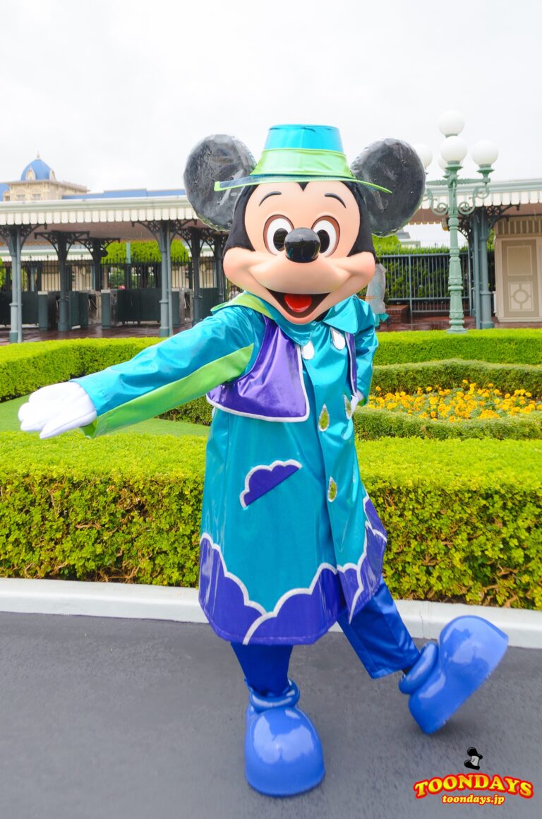雨の日のエントランスの整列グリーティングのミッキーマウス