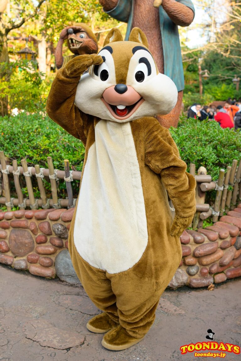 クリッターカントリーでグリーティングをするチップ