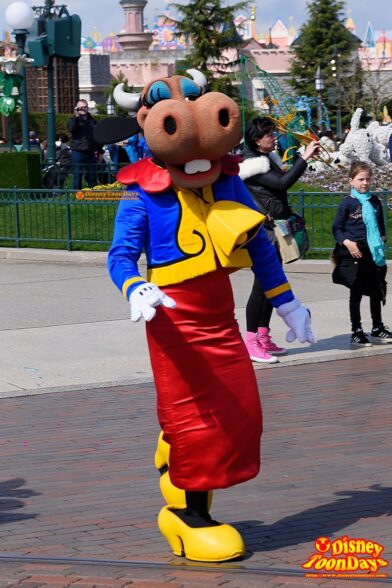 DLP『グーフィーズ・ガーデン・パーティー 』のクララベル・カウ