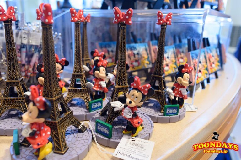 エッフェル塔とミニーの置物