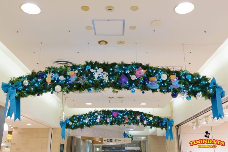マッドハッターとマーチへアのティーパーティーのクリスマスデコレーション