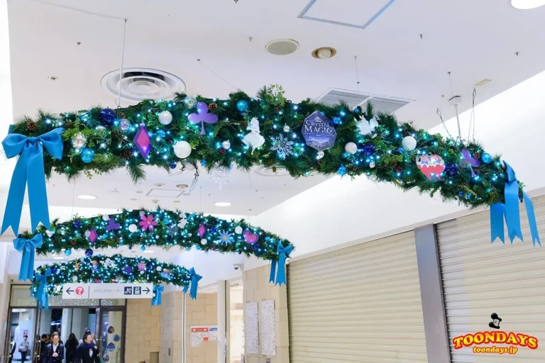 『ふしぎの国のアリス』のクリスマスデコレーションが東急百貨店 渋谷駅