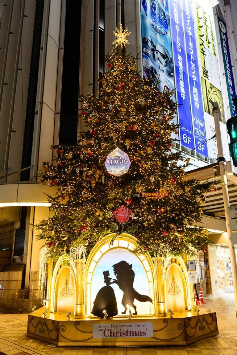 渋谷・東急百貨店の『美女と野獣』のクリスマスツリー