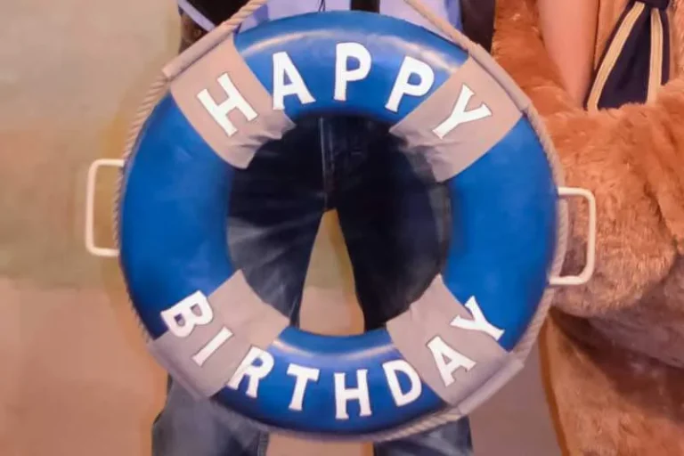 ハッピーバースデーの浮き輪