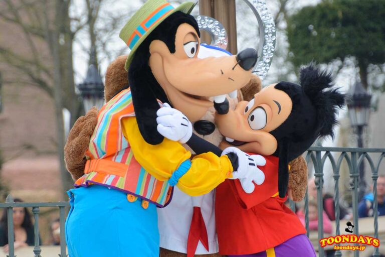 ダッフィーをハグするグーフィーとマックス