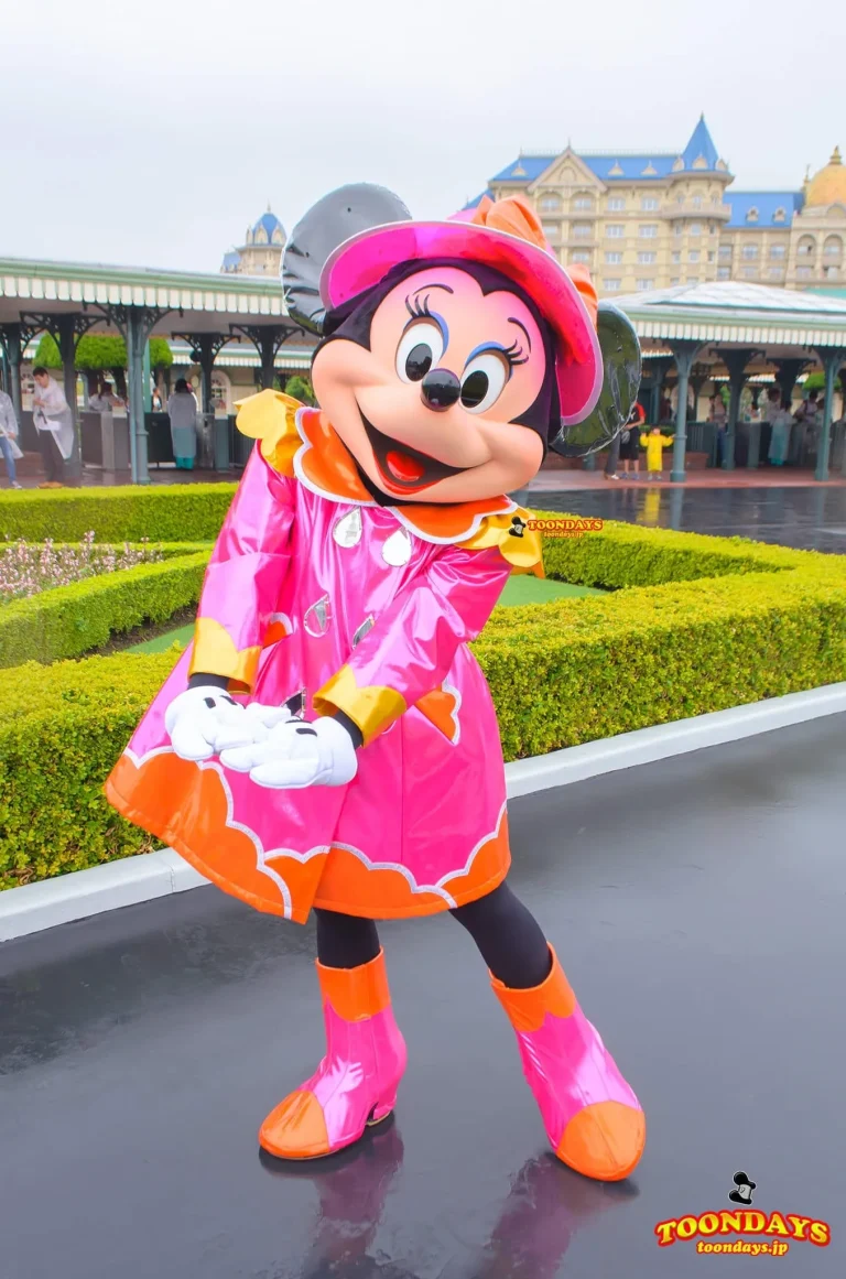 レインコート姿のミニーグリが新スタート！東京ディズニーランド”エントランス”雨の日グリーティング