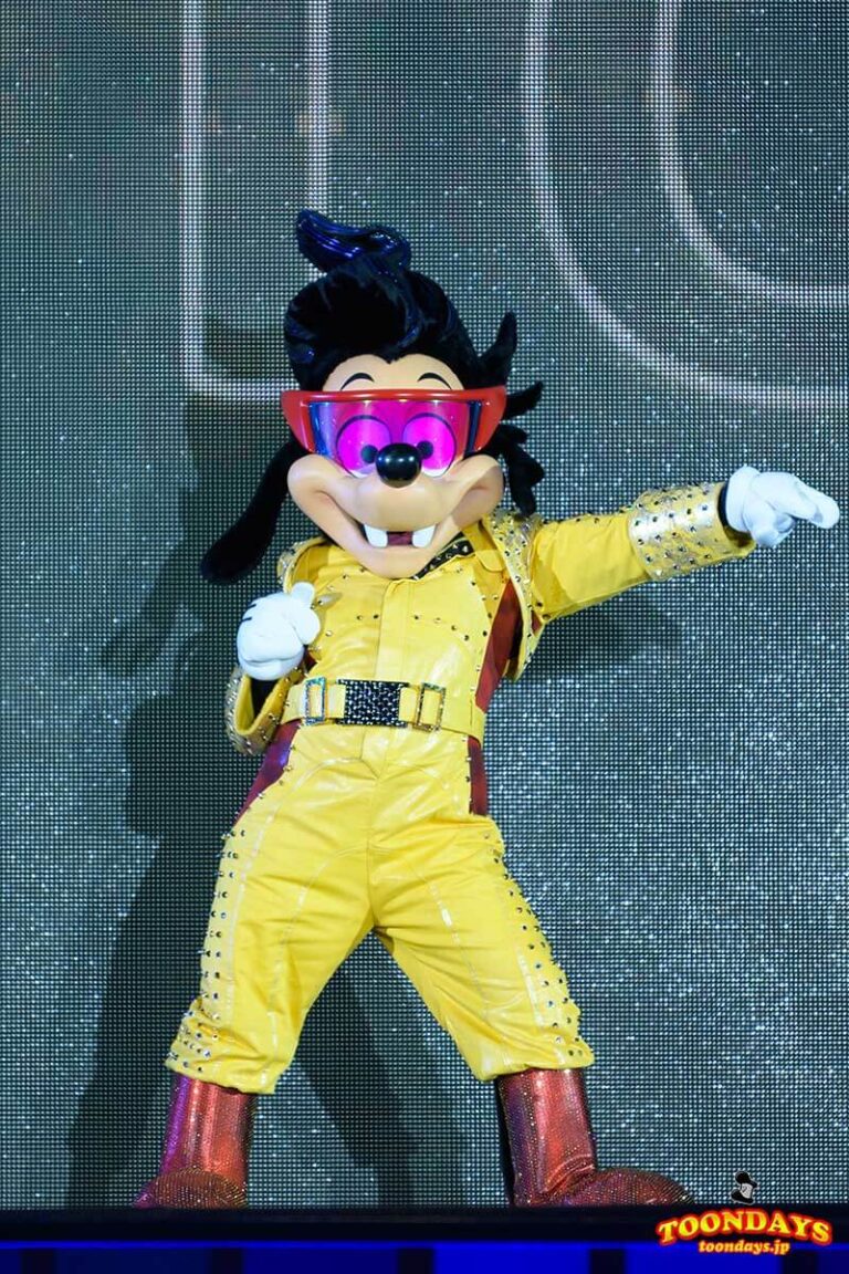 パワーラインのコスチュームを着たマックスに会えるのはここだけ