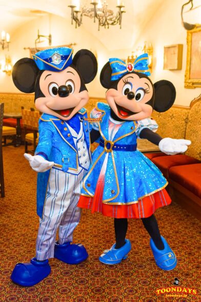 東京ディズニーシーの15周年アニバーサリーコスチュームのディズニーキャラクターと触れ合う 2DAYS