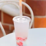 スパークリングタピオカドリンク（ストロベリーヨーグルト）、スーベニアコースター付き