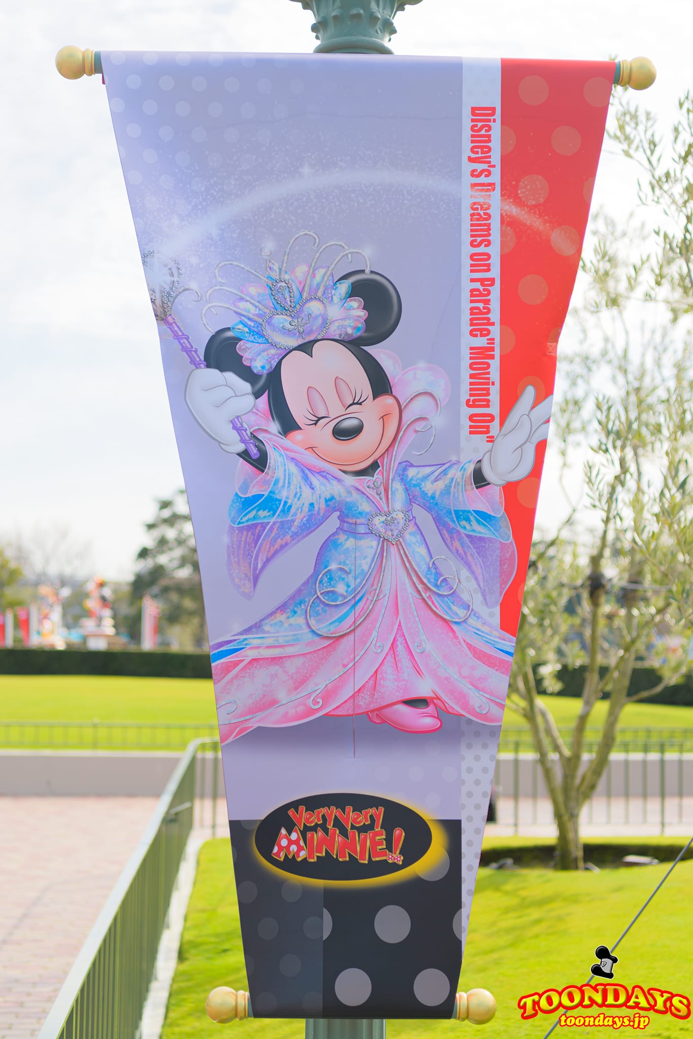 ディズニー・ドリームス・オン・パレード"ムービン・オン"のミニーマウス バナー