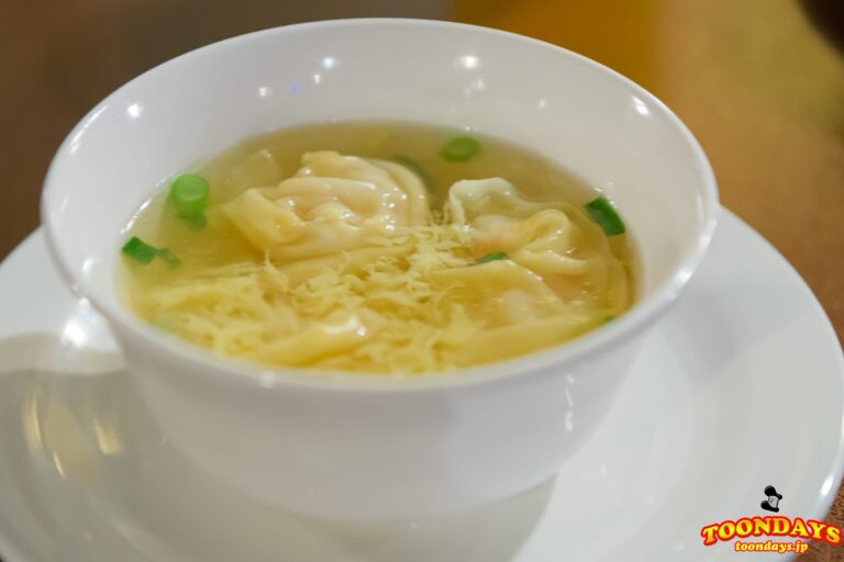 ヴォルケイニア・レストラン『ピクサー・プレイタイム 』スペシャルセットの海老ワンタン玉子スープ