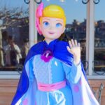 ボー・ピープ：「トイ・ストーリー」の青いドレスを着た陶器の人形