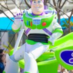 バズ・ライトイヤー:「トイ・ストーリー」の緑色の宇宙服を着たおもちゃ