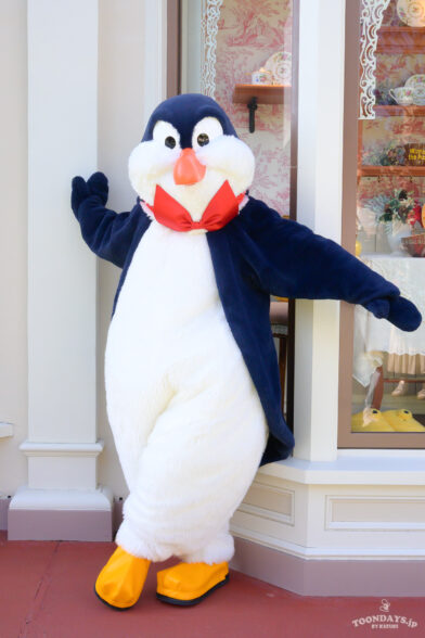 TDL『ワールドバザール（エントランス）』のフリーグリーティングに登場するミスター・ペンギン（ペンギン・ウェイター）