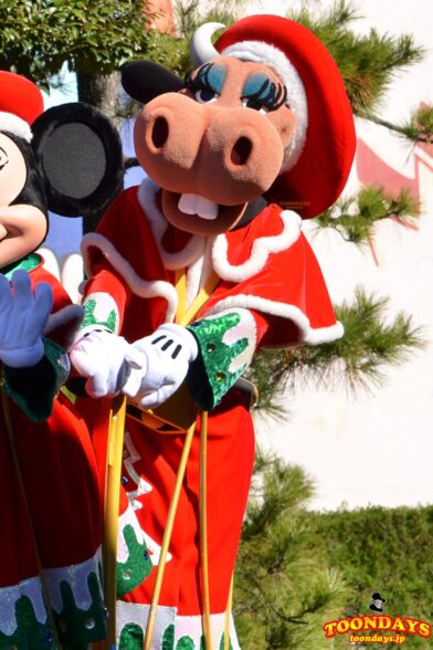 ディズニー・サンタヴィレッジ・パレードのクララベルカウ