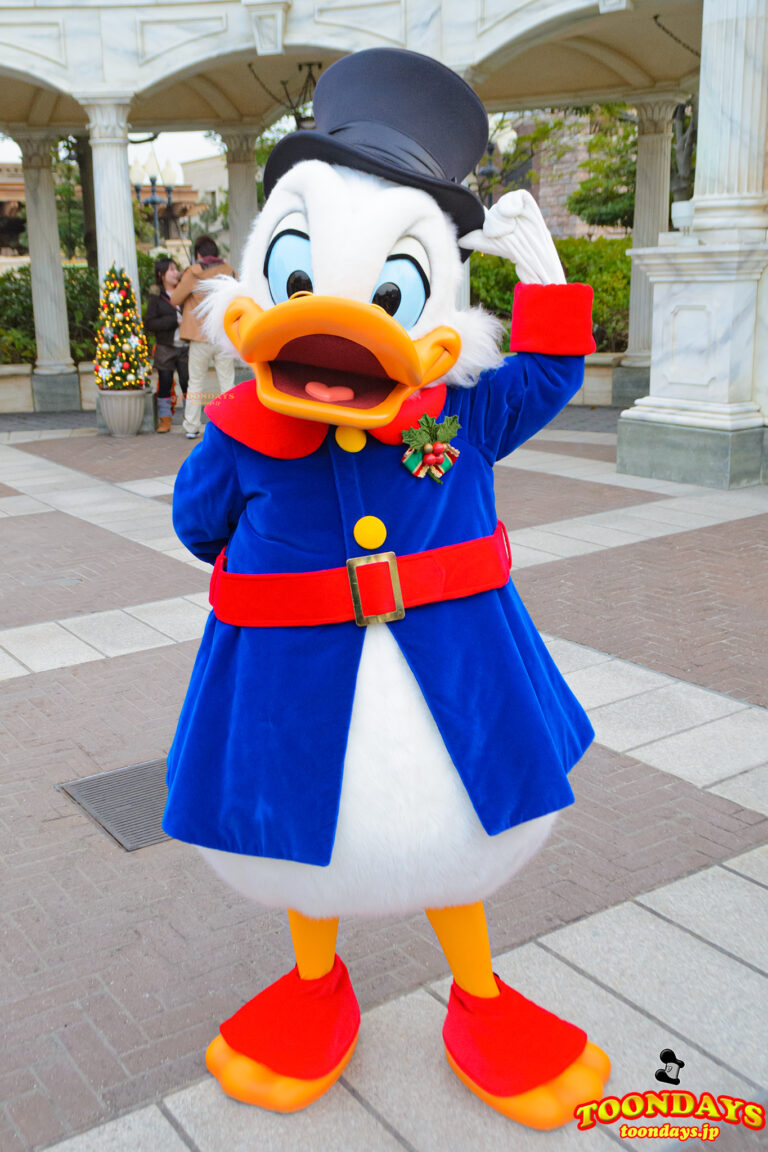 アメリカンウォーターフロントでフリーグリーティングをしているスクルージ・マクダック(クリスマス衣装)