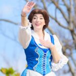 ベル：「美女と野獣」の青いエプロンドレスの少女