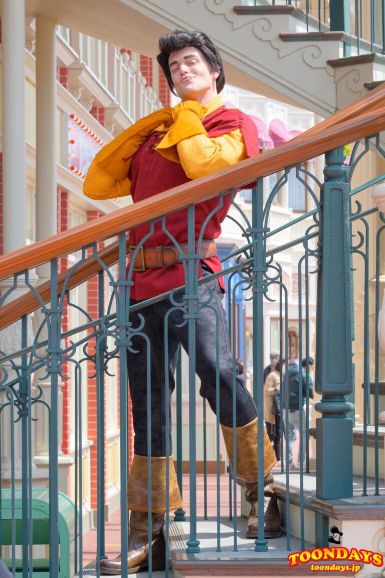 新衣装を着たガストンのグリーティング