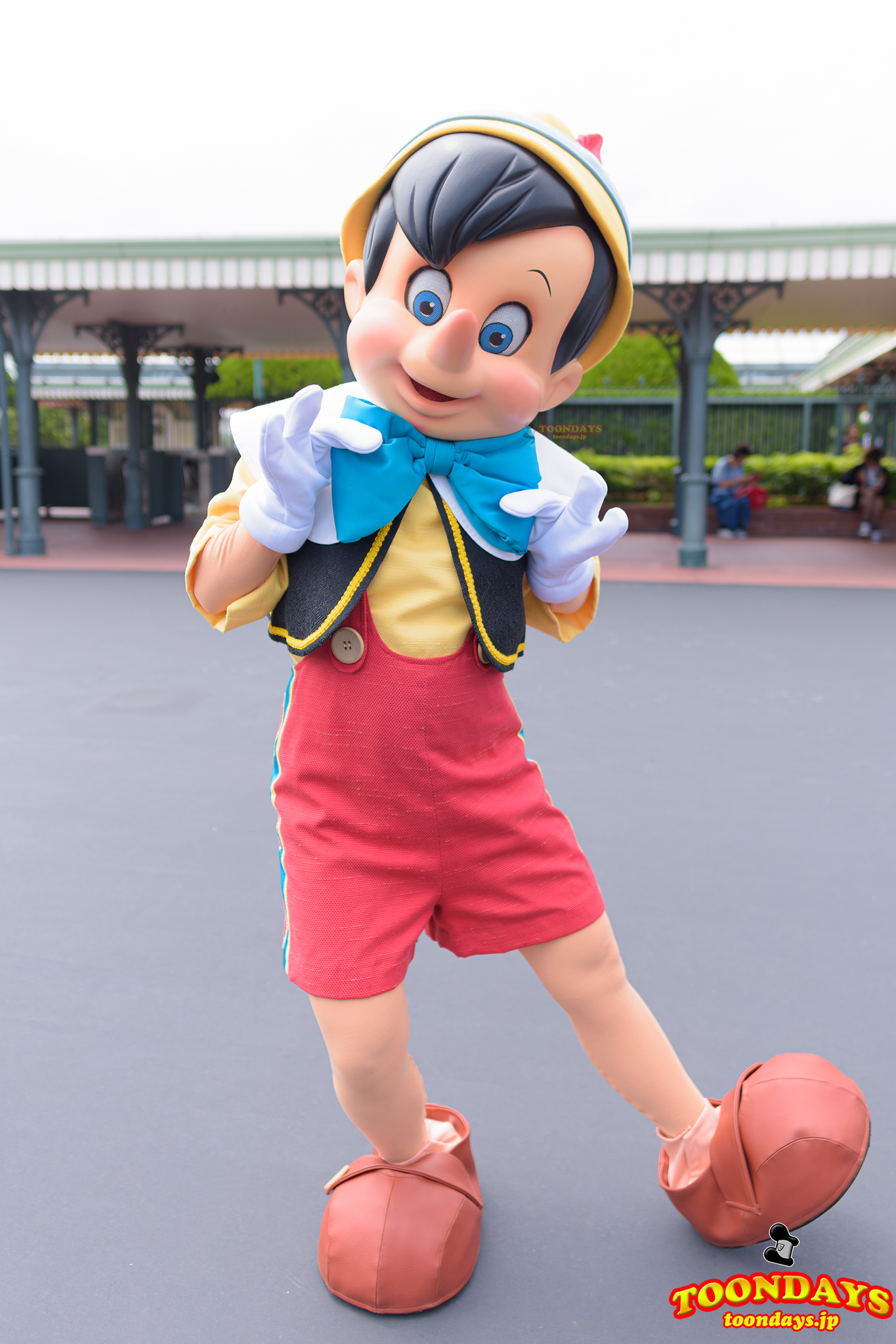 エントランスでフリーグリーティングを行うピノキオ