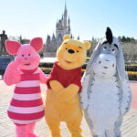 エントランスでフリーグリーティングするプーさん