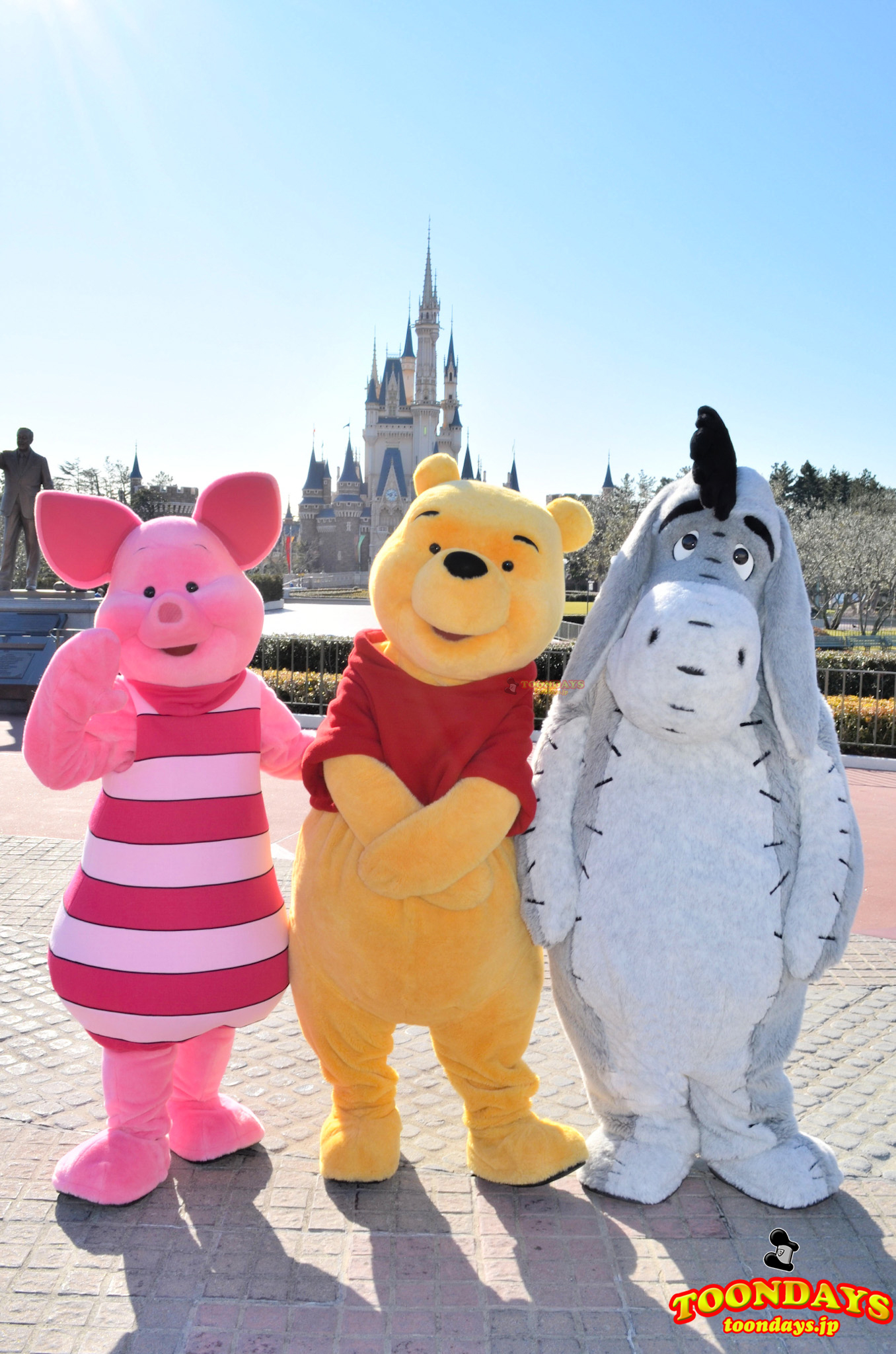 エントランスでフリーグリーティングするプーさん