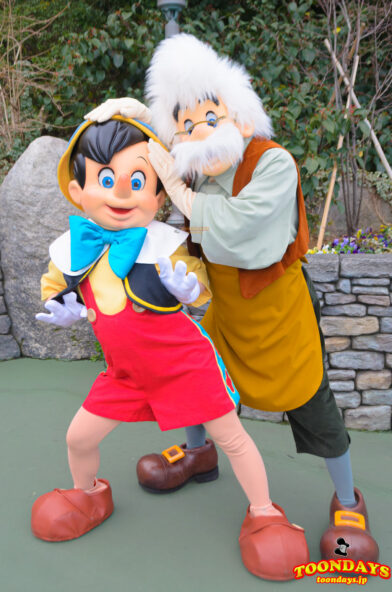 ファンタジーランドでフリーグリーティングを行うピノキオ