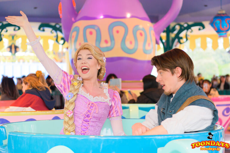 アトラクションに乗る ラプンツェルとフリン・ライダー