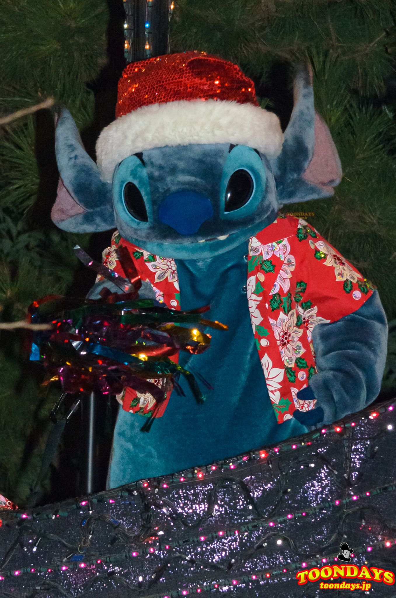 2014年まで行われた東京ディズニーランド・エレクトリカルパレード・ドリームライツのスティッチ（クリスマス衣装）