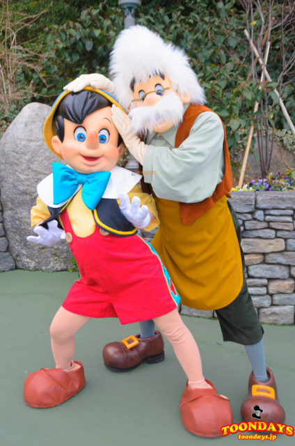 ファンタジーランドでフリーグリーティングを行うピノキオとゼペット