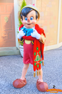 メディテレーニアンハーバーでフリーグリーティングをするピノキオ（クリスマス衣装）