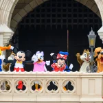 TDL ミッキー＆フレンズのキャッスルグリーティング シンデレラ城前 ソーシャルディスタンスを守ったグリーティング ミッキーマウス ミニーマウス
