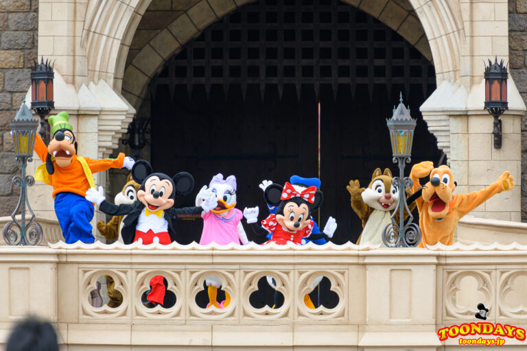 TDL ミッキー＆フレンズのキャッスルグリーティング シンデレラ城前 ソーシャルディスタンスを守ったグリーティング ミッキーマウス ミニーマウス