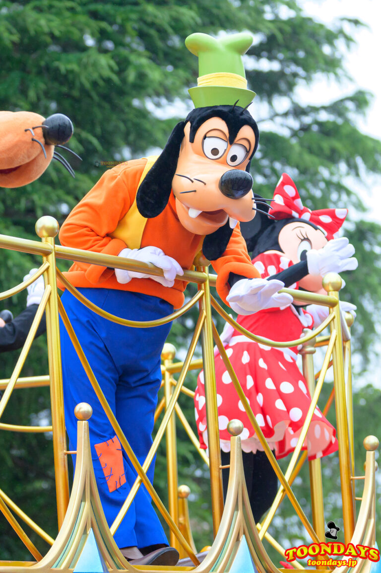 グリーティングパレードでご挨拶するグーフィー