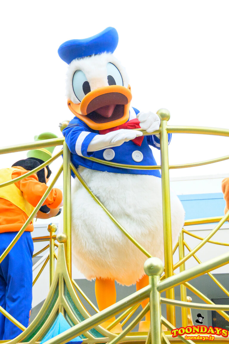 グリーティングパレードでご挨拶するドナルドダック