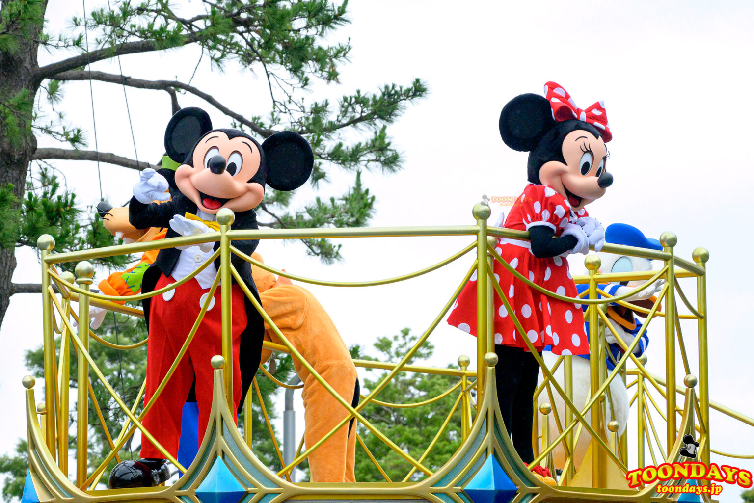 【総まとめ】ミッキーたちがパレード形式でグリーティング！再開した東京ディズニーランドの『ソーシャルディスタンスを守ったご挨拶』