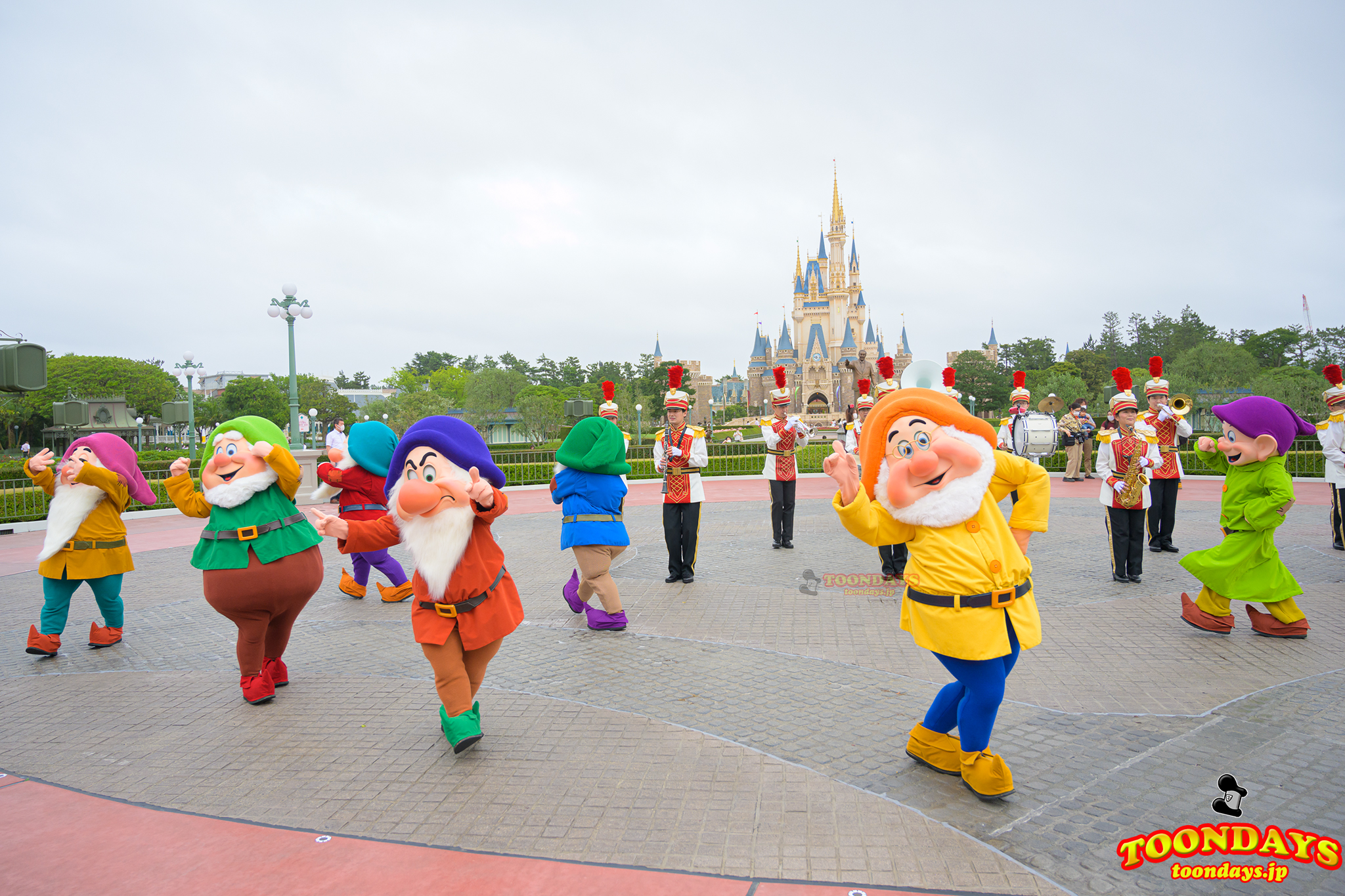 東京ディズニーランド バンドに 7人のこびと がサプライズ登場 ソーシャルディスタンスを守ったご挨拶 ディズニーブログ Toondays