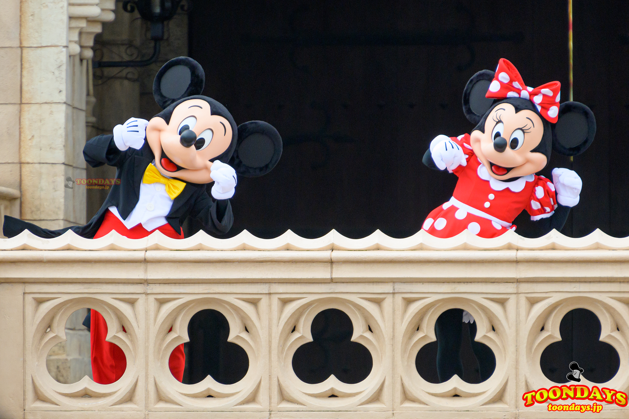 TDL ミッキー＆フレンズのキャッスルグリーティング シンデレラ城前 ソーシャルディスタンスを守ったグリーティング ミッキーマウス ミニーマウス2