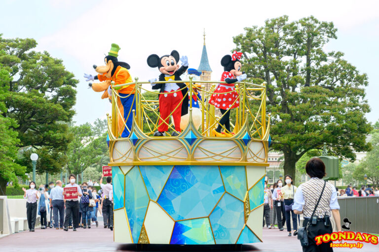 パレードルートで行われるソーシャルディスタンスを守ったグリーティング