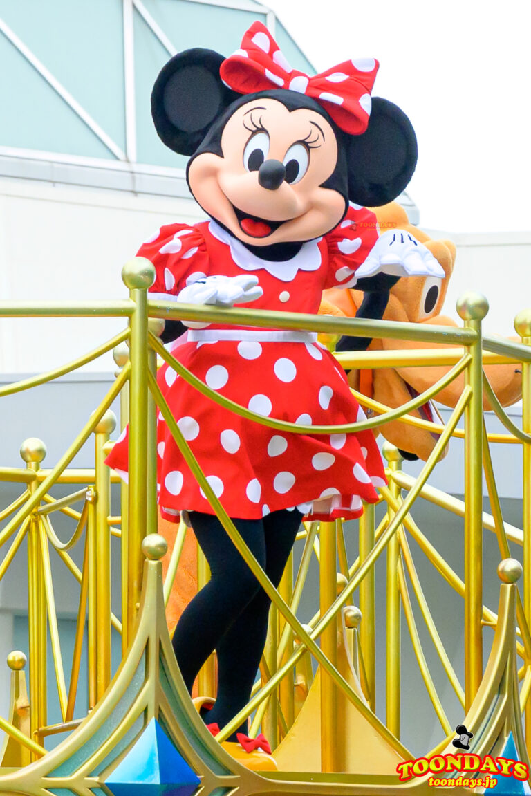 グリーティングパレードでご挨拶するミニーマウス