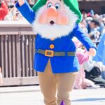 くしゃみ:「白雪姫」の緑色の帽子をかぶった小人
