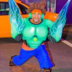 サビ:「ベイマックス」の緑色のヒーロースーツを着た青年