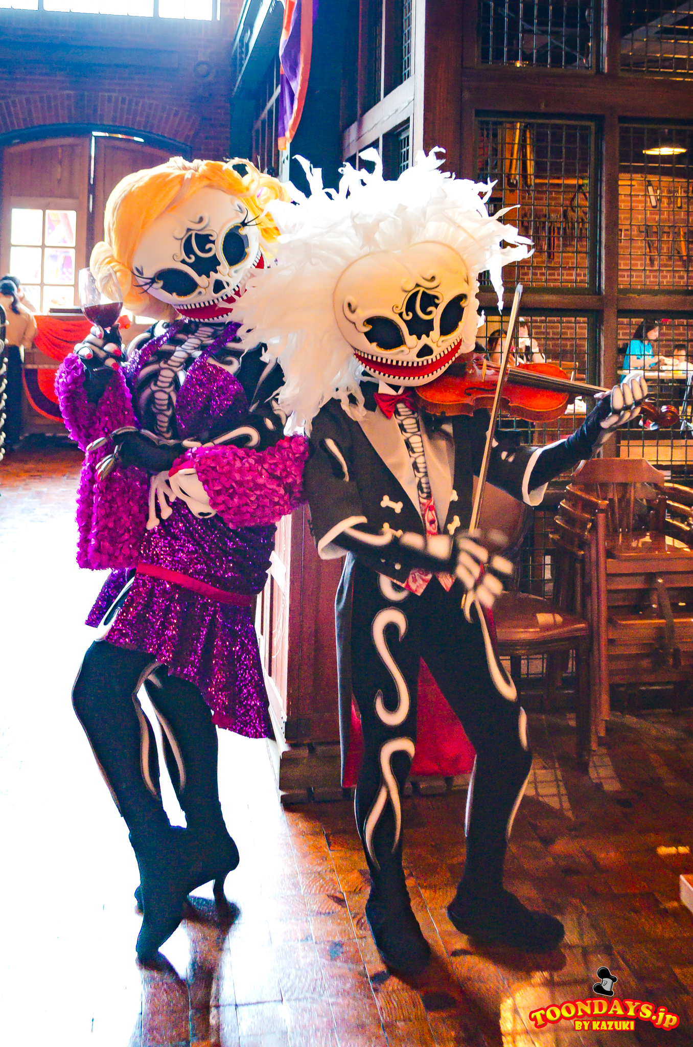 TDS ディズニー・ハロウィーン 2012 スケルトンのストリートパーティー（セイリングデイ・ブッフェ）. ヴィクトリア ベンジャミン