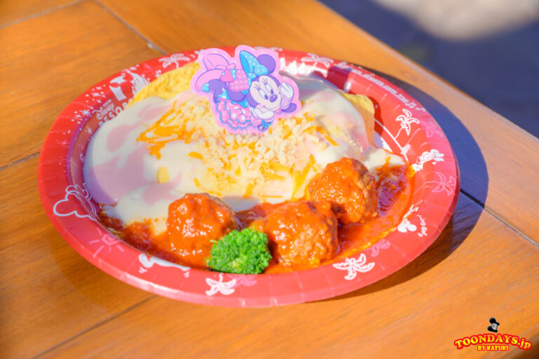 オムライスとミートボール、2色のチーズソース