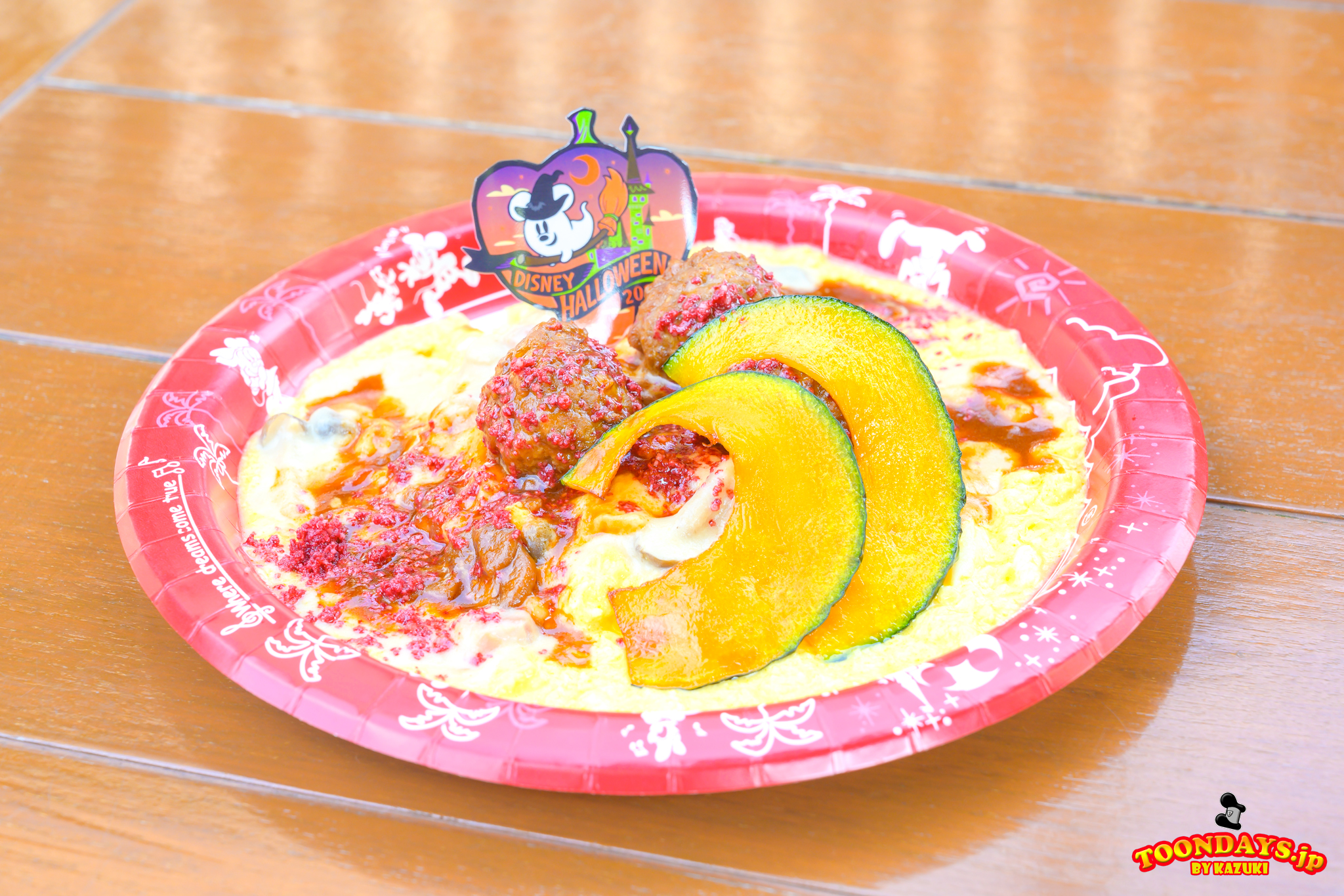 オムライス、ミートボールとキノコのクリームソース