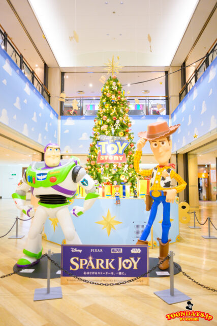 TOY STORY TREE（トイ・ストーリーのクリスマスツリー）＜スカイビル 10F 吹き抜け＞