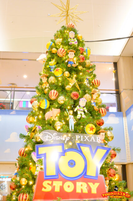 TOY STORY TREE（トイ・ストーリーのクリスマスツリー）＜スカイビル 10F 吹き抜け＞